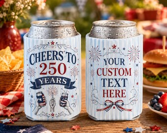 Enfriador de latas personalizado para 250 latas de Estados Unidos, funda para bebidas "Brindemos por 250 años", recuerdo de fiesta patriótico con texto personalizado, regalo de EE. UU. 1776-2026