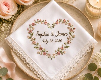 Pañuelo de satén bordado personalizado, pañuelo con nombre y fecha de boda personalizados, recuerdo floral en forma de corazón, regalo para la novia con borde de encaje.