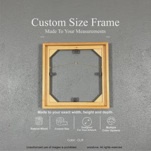 Puede incluir: Un marco de fotos cuadrado de madera natural con el texto "Custom Size Frame" y "Made To Your Measurements". El marco está diseñado para tamaños y obras de arte personalizados, con múltiples opciones de color. El marco está hecho a medida.