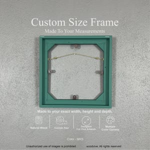 Puede incluir: Un marco cuadrado de tamaño personalizado de color verde azulado con el texto "Custom Size Frame" y "Made To Your Measurements". El marco está diseñado para obras de arte y ofrece múltiples opciones de color. Hecho a su ancho, alto y profundidad exactos.
