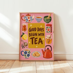 Op de afbeelding: Een rechthoekige wandkunstprint op een roze achtergrond met de tekst "GOOD DAYS BEGIN WITH TEA" in bruin. De illustraties bevatten een bloemige theepot, een theekom met garde, een schijfje citroen, een thee-ei, een bloemige mok, koekjes en honing.