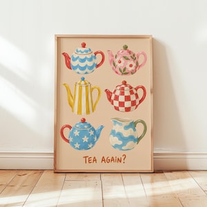 Puede incluir: Una lámina decorativa rectangular sobre fondo beige claro que muestra seis teteras y jarras ilustradas con varios patrones, incluyendo ondas azules, flores rosas, rayas amarillas, cuadros rojos, estrellas blancas y nubes azules, con el texto TEA AGAIN?