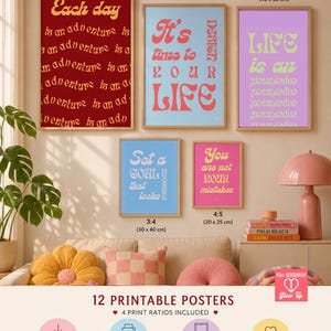Peut inclure: Une collection de cinq affiches murales rectangulaires dans des cadres en bois présentant diverses citations motivantes avec une typographie colorée. Les affiches affichent des textes comme Each day is an adventure et Life is an experiment.