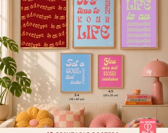 Puede incluir: Una colección de cinco pósteres rectangulares de pared en marcos de madera con varias citas motivacionales en tipografía colorida. Los pósteres muestran textos como Each day is an adventure, It's time to design your life y Life is an experiment.
