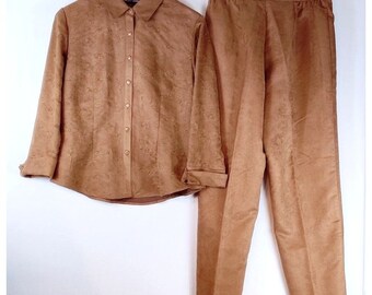 Tailleur-pantalon Nicole Studio en microsuède brun caramel oeillets brodés en faux suède