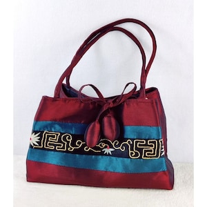 Orientalisch inspirierte Handtasche Satin Look Burgund Gold Ton Thread eingebettet Blumen