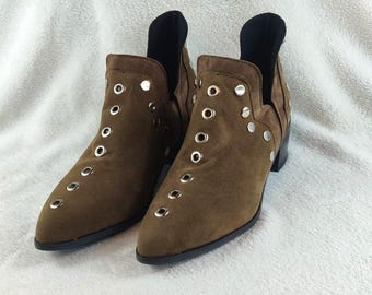 Westernstiefel mit Nieten, braunes Wildlederimitat, Größe 8 US 38 EU, Blockabsatz, zum Hineinschlüpfen, Moto-Stil