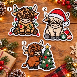 Può includere: Tre toppe ricamate raffiguranti bovini Highland. Il numero 1 mostra una mucca con luci natalizie. Il numero 2 mostra una mucca con cappello da Babbo Natale e palline. Il numero 3 mostra una mucca che decora un albero di Natale. Ogni toppa è numerata.