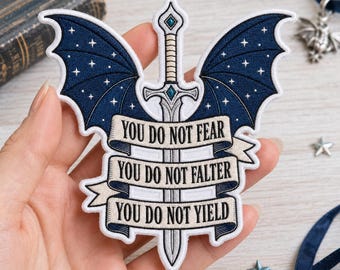 Parche bordado termoadhesivo de espada fantástica, insignia con cita "No temas", aplique de ala de murciélago celestial, parche para chaqueta gótica, regalo para amantes de los libros