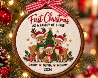 Adorno navideño para familia de tres, aro bordado para la primera Navidad del bebé, familia de 3, regalo para padres primerizos, primera Navidad en familia.