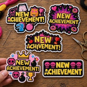Könnte beinhalten: Fünf bestickte Aufnäher mit dem gelben Schriftzug NEW ACHIEVEMENT. Die Designs zeigen eine Katze, Totenköpfe, Trophäen, Bomben, Donuts und Pixel-Art-Elemente in Pink, Gelb, Blau und Schwarz. Die Aufnäher haben weiße Ränder und Formen.
