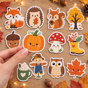 Puede incluir: Una colección de parches bordados con motivos otoñales que incluyen un zorro, erizo, ardilla, árbol, bellota, calabaza, seta, bota de agua, espantapájaros, búho, taza de café y hoja de arce, todos con caras sonrientes y adorables.