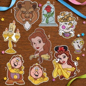 Puede incluir: Una colección de nueve parches bordados con personajes y objetos de La Bella y la Bestia, incluyendo a la Bestia, una rosa en una cúpula de cristal, Chip, Lumière, Bella, Din Don y la Sra. Potts, todos numerados del uno al nueve.