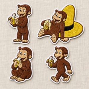 Puede incluir: Cuatro parches bordados con un personaje de mono marrón. Un parche muestra al mono de pie con un plátano, otro muestra al mono reclinado contra un sombrero amarillo grande con una banda negra, otro sentado comiendo un plátano y otro caminando con un plátano.