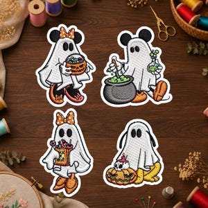 Puede incluir: Cuatro parches bordados con personajes de dibujos animados disfrazados de fantasmas para Halloween. Uno sostiene un cubo de calabaza, otro remueve una poción verde en un caldero, otro lleva una bolsa de dulces y otro se sienta con una calavera.