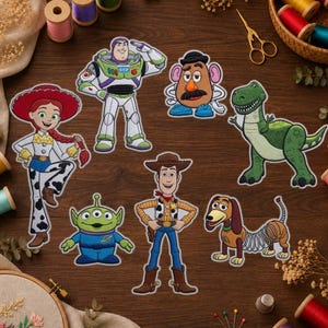 Può includere: Una collezione di sei toppe ricamate raffiguranti personaggi di Toy Story, tra cui una cowgirl, un ranger spaziale, una figura a forma di patata, un dinosauro verde, un alieno a tre occhi e un bassotto con un corpo a molla su legno.
