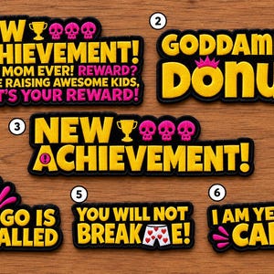 Puede incluir: Seis parches bordados con bordes negros y texto amarillo. El 1 dice NEW ACHIEVEMENT! BEST MOM EVER! REWARD? YOU'RE RAISING AWESOME KIDS, THAT'S YOUR REWARD! El 2 dice GODDAMMIT, DONUT! El 3 dice NEW ACHIEVEMENT! El 4 dice MONGO IS APPALLED. El 5 dice YOU WILL NOT BREAK ME! con ropa interior de corazones. El 6 dice I AM YELLING CARL!
