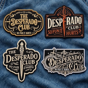 Puede incluir: Cuatro parches bordados con el texto The Desperado Club So Fun It Hurts. Los parches son negros con detalles en hilo dorado, blanco y naranja, incluyendo ilustraciones de espadas y diseños de volutas ornamentales sobre tela vaquera azul.