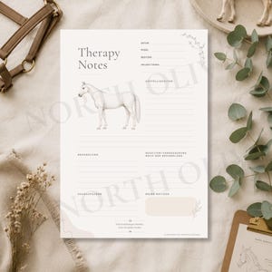 Könnte beinhalten: Ein weißes Therapie-Notizblatt aus Papier mit einer Strichzeichnung eines Pferdes. Das Dokument enthält Abschnitte für Datum, Besitzer, Pferdename, Behandlung und Auffälligkeiten sowie eine kleine florale Illustration in der Ecke.