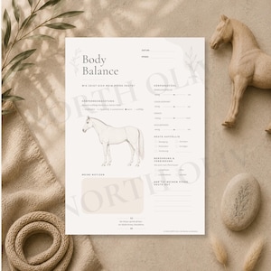 Può includere: Un modulo in carta bianca intitolato Body Balance con un disegno al tratto di un cavallo, sezioni per le osservazioni fisiche e campi di testo in tedesco per registrare la salute e il comportamento quotidiano del cavallo.