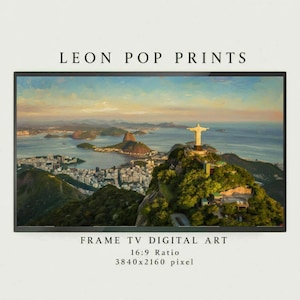 Puede incluir: Una impresión de arte digital de la estatua del Cristo Redentor sobre Río de Janeiro al atardecer. La imagen incluye el texto LEON POP PRINTS, FRAME TV DIGITAL ART, 16:9 Ratio, 3840x2160 pixel. La escena muestra colinas verdes y el océano.