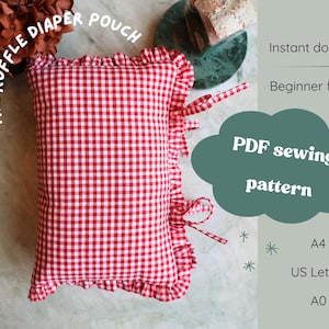 Peut inclure: Une pochette rectangulaire en tissu à motif vichy rouge et blanc avec des bords à volants et des fermetures à nouer. Le texte indique THE RUFFLE DIAPER POUCH, Instant download, Beginner friendly, PDF sewing pattern, A4, US Letter, et A0.