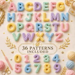 Op de afbeelding: Een verzameling gehaakte letters van A tot Z en cijfers van 0 tot 9 in pastelkleuren zoals roze, blauw, geel, paars en mintgroen. Een centraal label toont de tekst 36 PATTERNS INCLUDED, vergezeld door bollen wol en een haaknaald.