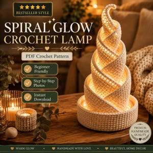 Könnte beinhalten: Eine spiralförmige Häkellampe aus cremefarbenem Garn mit warmem Innenlicht. Das Bild enthält den Text: BESTSELLER STYLE, SPIRAL GLOW CROCHET LAMP, PDF Crochet Pattern, Beginner Friendly, Step-by-Step Photos, Instant Download, PREMIUM HANDMADE QUALITY.