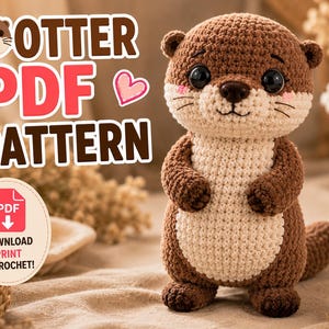 Może przedstawiać: Szydełkowana pluszowa wydra w kolorze brązowym i kremowym z dużymi czarnymi oczami i różowymi policzkami. Obraz zawiera tekst OTTER PDF PATTERN oraz okrągłą ikonę z symbolem PDF i napisem DOWNLOAD PRINT & CROCHET!
