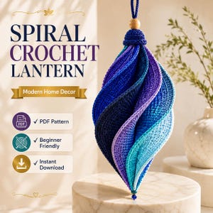 Könnte beinhalten: Eine spiralförmige Häkellaterne mit einem Farbverlauf aus blauem und violettem Garn. Das hängende Ornament hat eine Holzperle an der Oberseite und eine kleine blaue Perle an der Unterseite. Der Text auf dem Bild lautet: SPIRAL CROCHET LANTERN, Modern Home Decor, PDF Pattern, Beginner Friendly, Instant Download.