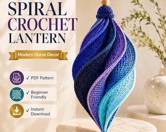 Op de afbeelding: Een spiraalvormige gehaakte lantaarn met een kleurverloop van blauw en paars garen. Het hangende ornament heeft een houten kraal aan de bovenkant en een kleine blauwe kraal aan de onderkant. De tekst op de afbeelding luidt: SPIRAL CROCHET LANTERN, Modern Home Decor, PDF Pattern, Beginner Friendly, Instant Download.