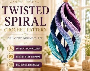 Könnte beinhalten: Ein hängendes 3D-Häkelornament mit gedrehtem Spiralmuster in einem Farbverlauf aus violettem, blauem und türkisfarbenem Garn. Das Ornament ist mit einer Holzperle und einem klaren, tropfenförmigen Kristallanhänger versehen. Text TWISTED SPIRAL.