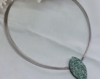 Silver hoop necklace with green natural unpolished pendant | Unique piece | Handmade necklace | Gift for women | Elegant jewelry