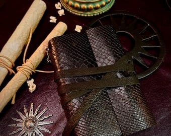 Journal A6 en cuir véritable fait main - Couverture de cahier style wrap, utilisation Grimoire fantastique