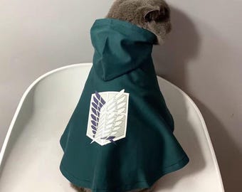 Capa verde con capucha para mascotas, capa para gatos con emblema de alas, disfraz de cosplay de anime para mascotas, atuendo de Halloween para gatos y perros pequeños.