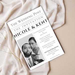 Puede incluir: Una invitación de boda rectangular diseñada como un periódico titulado The Wedding Post. Incluye una fotografía en blanco y negro de una pareja, los nombres Nicole y Kent, y los detalles del evento, incluyendo la fecha 15 de agosto de 2026 y el lugar.
