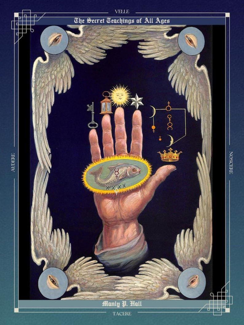 Puede incluir: Ilustraci&oacute;n de "Las Ense&ntilde;anzas Secretas de Todas las Edades" de Manly P. Hall. Una mano sostiene un pez dentro de un &oacute;valo dorado. S&iacute;mbolos: llave, linterna, sol, estrella y corona. La imagen est&aacute; enmarcada por alas de &aacute;ngel y texto.