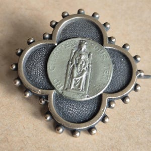 Vintage Chartres Pilgrimage Brooch – Notre-Dame-de-Sous-Terre Black Madonna, Ornate Quatrefoil Devotional Pin, Circa 1950