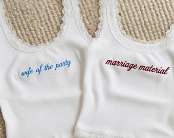 Besticktes neues Mrs Lace Tank Top, personalisiertes Braut Modal Cami, Hochzeit Morgen Outfit, Verlobungsgeschenk