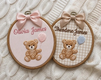 Personalisierter gestickter Teddy Bär Baby Name Hoop, personalisiertes Kinderzimmer Dekor, Baby Name Andenken, Neugeborenen Erbstück Geschenk