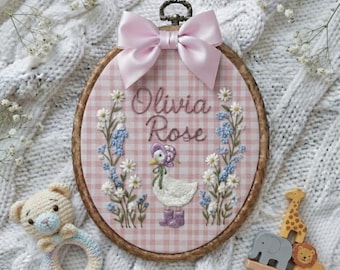 Personalisierte gestickte Gans Baby Name Hoop, personalisierte Blumen Kinderzimmer Wanddekoration, Baby Name Andenken Geschenk