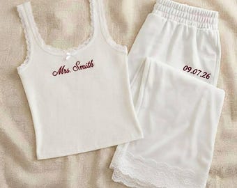 Personalisierte bestickte Braut Lounge Set, Spitze Crop Tank und Jogginghose mit weitem Bein, Hochzeit Morgen Outfit Geschenk