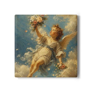 Könnte beinhalten: Ein quadratischer Leinwanddruck mit einem Gemälde eines lockigen Engels mit Flügeln, der ein weißes Gewand mit einer blauen Schärpe trägt und inmitten von Wolken an einem blauen Himmel schwebt, während er Blumensträuße in beiden Händen hält.