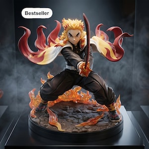 Peut inclure: Une figurine de style anime détaillée représentant un personnage aux cheveux jaunes et rouges en pointe, vêtu d'un uniforme noir et d'une cape blanche à motifs de flammes. Le personnage tient une épée sur un socle rocheux entouré de flammes.