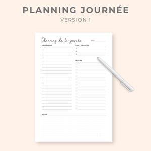 K&ouml;nnte beinhalten: Ein wei&szlig;er Tagesplaner mit dem Text "PLANNING JOURN&Eacute;E VERSION 1" oben. Der Planer enth&auml;lt Abschnitte f&uuml;r das Programm, die 3 wichtigsten Priorit&auml;ten, die To-Do-Liste und Notizen. Ein wei&szlig;er Stift liegt auf der Seite.