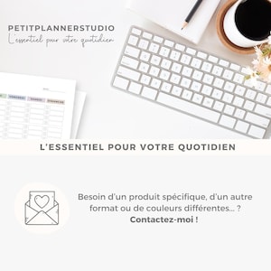 K&ouml;nnte beinhalten: Draufsicht auf einen Schreibtisch mit wei&szlig;er Tastatur, Planerseiten und einer Tasse Kaffee. Der Text "PETITPLANNERSTUDIO" und "L'essentiel pour votre quotidien" sind sichtbar. Der Text "L'ESSENTIEL POUR VOTRE QUOTIDIEN" ist ebenfalls vorhanden.