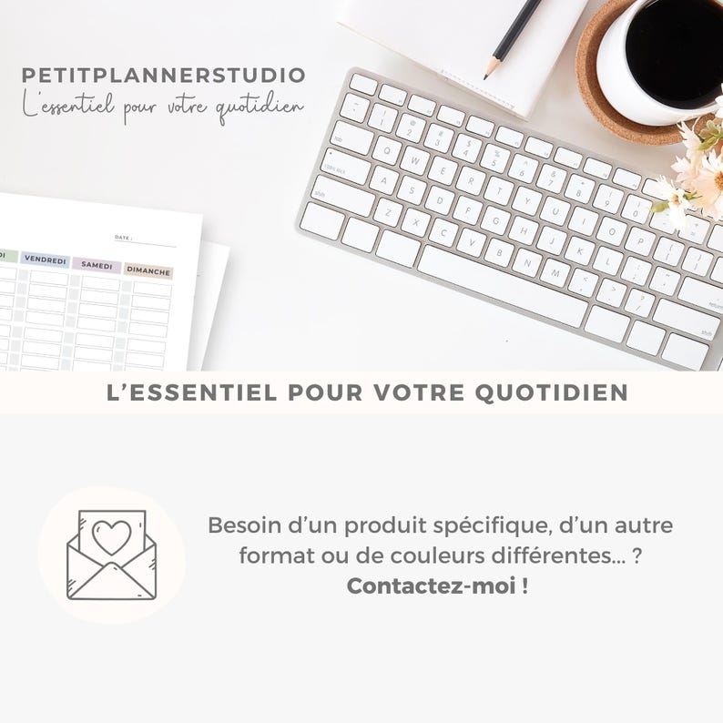K&ouml;nnte beinhalten: Draufsicht auf einen Schreibtisch mit wei&szlig;er Tastatur, Planerseiten und einer Tasse Kaffee. Der Text "PETITPLANNERSTUDIO" und "L'essentiel pour votre quotidien" sind sichtbar. Der Text "L'ESSENTIEL POUR VOTRE QUOTIDIEN" ist ebenfalls vorhanden.