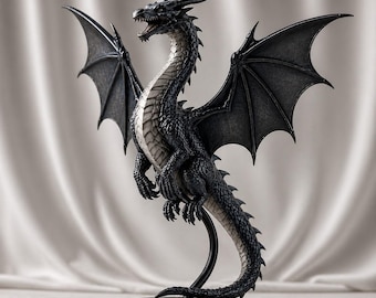 Pode incluir: Uma estatueta de dragão preta e cinzenta sobre uma base circular. O dragão tem asas grandes e abertas, um corpo com textura de escamas, uma barriga clara e a boca aberta mostrando os dentes. É suportado por um suporte curvo na base.