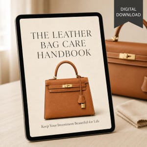 Puede incluir: Una tableta digital que muestra una portada titulada THE LEATHER BAG CARE HANDBOOK con una ilustración de un bolso de cuero marrón, herrajes dorados y el texto Keep Your Investment Beautiful for Life, con una etiqueta de descarga digital.