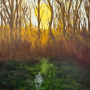 Puede incluir: Una pintura al óleo sobre lienzo que representa a un pequeño perro blanco caminando por un campo de hierba verde oscuro hacia un denso bosque de árboles marrones sin hojas. Un sol amarillo brillante brilla tras los troncos de los árboles.